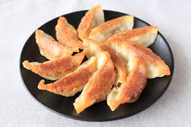 餃子の王将おすすめお持ち帰りメニュー 餃子(1人前:6個) 創業以来変わらない、餃子の王将の看板商品です。 もちもちの皮の中からは豚肉とにんにく、野菜の旨味がじゅわ～っと溢れます。 にんにくは青森県産、皮の小麦粉は北海道産. é¤ƒå­ ã® çŽ‹å°† ãƒ†ã‚¤ã‚¯ã‚¢ã‚¦ãƒˆ é¤ƒå­ã®çŽ‹å°† ãƒ†ã‚¤ã‚¯ã‚¢ã‚¦ãƒˆ æŒã¡å¸°ã‚Š ãƒ¡ãƒ‹ãƒ¥ãƒ¼ 2020æœ€æ–°ç‰ˆ