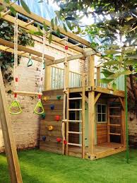 Spielhaus Fur Den Garten Selber Bauen Diy Anleitung Diy Garten Zenideen In 2020 Spielplatz Design Hinterhof Spielplatz Kinderspielplatz