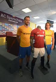 Představujeme vám domácí dresy ac sparta praha pro sezonu 2021/2022! Ligove Kluby A Nove Dresy Sparta Odhalila Trikoloru Plzen Sazi Na Blesky Isport Cz