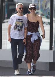 With her toes in the sand and her boyfriend taking pictures behind her. Lorde Is Seen For The First Time In Eighteen Months As She Kisses Her Boyfriend Justin Warren Daily Mail Online