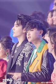Kris wu, sinh ngày 6 tháng 11 năm 1990) với nghệ danh kris (tiếng triều tiên: Ngo Diá»‡c Pham Va Hoang Tá»­ Thao Tay Báº¯t Hong Há»›t Showbiz Facebook