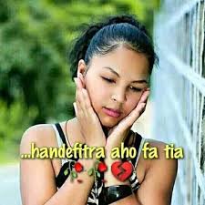 Saino ihany Malala ô Moa mba tsapanao ny vesatriny jaliko Moa mba hitanao  ny ratra sy tomaniko Manepoka ny aiko an'alin'ny'hirifiry Mikiky ny aty  foko ny sento makadiry Saino re malala, f'aza'hodina