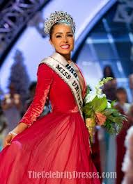 Olivia culpo (born may 8, 1992) is an american beauty pageant titleholder who won the miss usa 2012 and miss universe 2012 pageant, representing her home state of rhode island. 2012 Miss Universum Olivia Culpo Rot Festzug Ballkleider Thecelebritydresses