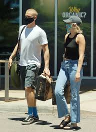 Cody simpson dating history, 2021, 2020, list of cody simpson relationships. Miley Cyrus And Boyfriend Cody Simpson Shopping In Calabasas 12 Gotceleb
