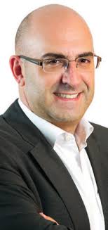 Il rentre dans une maison en voiture L'invasion des gâteaux moches