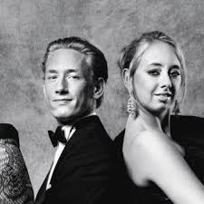Sie ist die schwester des verstorbenen gianni versace und seit 1997 die chefdesignerin von versace. The Family Of Fashion Manager Magazin