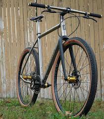 Repost From Squidbikes The Gold Oner Bling Making This Bearclawbicycleco A Flat Bar Single Speed Beast Thunderhawk S Fahrrad Fahren Fahrrad Fahren