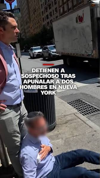 Dos hombres fueron apuñalados la tarde del jueves en pleno día en el Upper  West Side de Manhattan, Nueva York, según la Policía. El sospechoso Raúl  Morales, de 51 años, permanece bajo custodia.