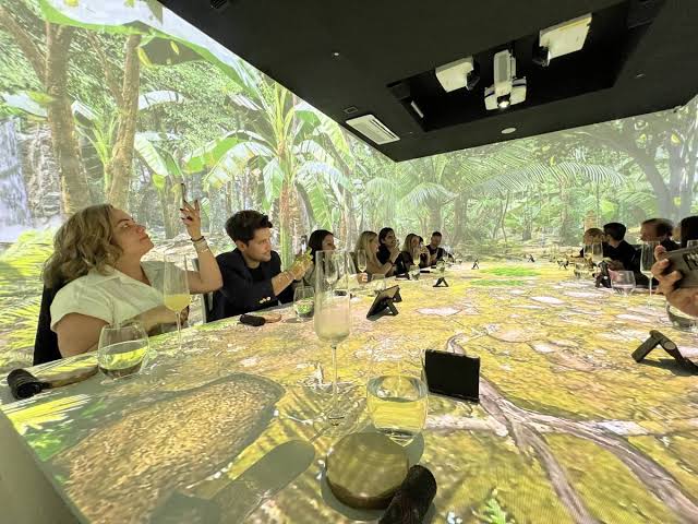 Gastronomía inmersiva: comer en el espacio, en la playa o bajo el mar sin  salir de Buenos Aires | canal26.com