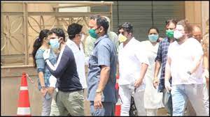 Irrfan khan's mother saeda begum died on saturday morning. Pics Vishal Bhardwaj Attends Irrfan Khan S Funeral Sons Ayan And Babil Perform Late Actor S Last Rites
