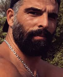 Mehmet akif alakurt, 2020 nisan ayında kolunu keserken çekilen bir videoyu sosyal medya hesabından paylaşması ile gündeme geldi. Oyuncu Mehmet Akif Alakurt Kolunu Kesip Sosyal Medyada Paylasti