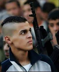 دعك من تسريحة شعره... ... -طاردوه لمدة 6 سنوات. -اصيب بالرصاص عدة مرات  -انفجرت قذيفه يدويه في يده فبترت جزء من كتفه -اقتحمو عليه المستشفى وهو  بغرفة الطوارئ لاجراء عمليه جراحيه حاولو