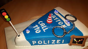 Unter dem versprechen für jede gelegenheit die passende torte anbieten zu können, haben wir natürlich nicht lange gezögert und diese leckere polizisten. Polizei Torte Blaulichttorte Zuckertutentorte Nachtaufnahme Youtube