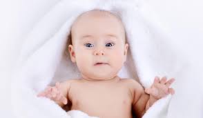 Ein kurzer animationsfilm der klinik stellt nun die sehentwicklung eines neugeborenen in den ersten zwölf. Baby Holzspielzeug Greilfling Rassel Schnullerkette Uvm Von Selecta