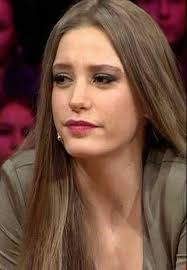 Ailesi ile bir süre antalya'da yaşamış, 7 yaşında iken anne ve babası boşanmıştır. Acik Kullu Kumral Sac Rengi Serenay Sarikaya Hair Studio Beauty Hair