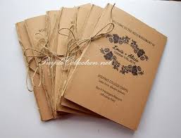 Setelah menyiapkan jemputan kahwin, semua pasangan pengantin mempunyai perancangan yang tepat untuk hari pernikahan mereka dan juga. Kraft Card Booklet