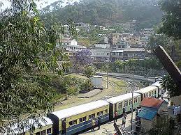 Celana dalam bukanlah pakaian seperti celana luaran atau kaos yang memiliki peluang besar untuk tertarik, nyangkut atau bergesekan langsung dengan kursi yang dapat mengikis kain. Kalka Shimla Railway 2021