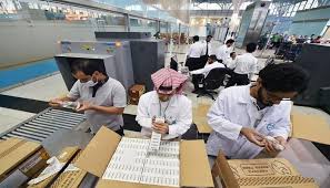 تشارك الهيئة السعودية العامة للغذاء والدواء في موسم حج هذا العام ، من خلال نشر مفتشين للقيام بأعمال المراقبة على الأغذية والأدوية والمنتجات الطبية الواردةِ مع بعثات الحج ، عبر منافذ دخول الحجيج في ميناء جدة ، ومنفذِ البطحاء ومدينةِ الحجاج بمطار الملك عبدالعزيز الدولي. Ø¨Ø§Ù„ØµÙˆØ± Ø§Ù„ØºØ°Ø§Ø¡ ÙˆØ§Ù„Ø¯ÙˆØ§Ø¡ Ø§Ù„Ø³Ø¹ÙˆØ¯ÙŠØ© ØªØ³ØªØ¹Ø¯ Ù„Ù…ÙˆØ³Ù… Ø§Ù„Ø­Ø¬ Ø¨Ø®Ø·Ø© Ø±Ù‚Ø§Ø¨ÙŠØ©