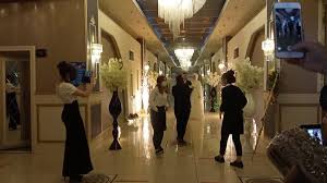 Kamuoyunda cübbeli ahmet hoca olarak bilinen ahmet mahmut ünlü'nün kızı sare ile şaban zengin'in oğlu muhammet hüseyin zengin ümraniye'de bir düğün salonunda evlendi. Cubbeli Ahmet Hoca Nin Kizinin Dugunune Cok Sayida Kisi Katildi Son Dakika Haberleri