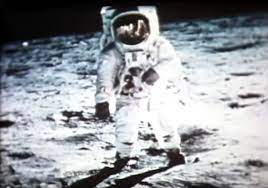 «je suis au pied de l'échelle. Apollo 11 Des Archives Pour Revivre Les Premiers Pas De L Homme Sur La Lune Archimag