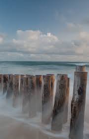Quand Le Vent Souleve L Ecume La Brume Habille Les Poteaux Retenant La Dune Plage Crepuscule Capferret Paysage France Paysage Peinture Paysage