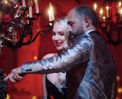 Chrishell stause denkt langsam über dating wieder nach ihrer trennung von justin hartley im letzten jahr. Christine Quinn 13 Facts About Selling Sunset Star Including Age Net Worth And Popbuzz