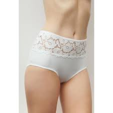 Devant sa fenêtre pour montrer ses petits seins avec la marque de bronzage. Gaine Culotte Femme Cdiscount