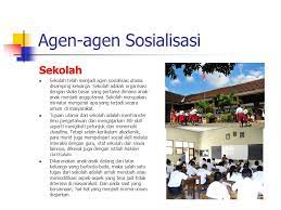 Keluarga termasuk di dalamnya kedua orang tua dan anggota keluarga inti. Agen Agen Sosialisasi Ppt Download