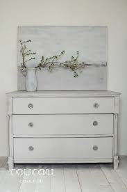 Toile Dieses Grauweiss Mit Rotstich Wirkt Zart Und Modern Zugleich Passend Zur Kommode Wurden Vase Und Leinwand In Pure Kreidefarbe Vintage Mobel Weiss Kreide