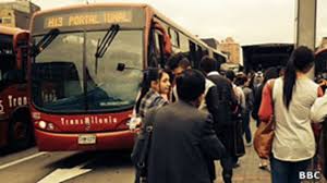 Claro que por ser un transporte masivo mantiene lleno, no solamente a las horas pico, sino siempre; Colombia Un Escuadron De Mujeres Para Combatir Los Manoseos En Autobuses Bbc News Mundo
