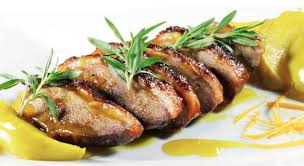 Durante la prima ora ungete la faraona con il suo stesso olio. La Ricetta Di Chef Kevin Petto Di Faraona Al Forno Con Salsa Di Mele