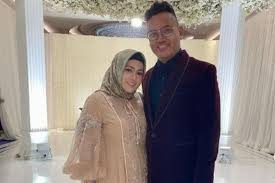 Yang paling penting, bagi orang melayu, semestinya tempat untuk nikah itu ditentukan dan sesuai dengan busana yang ingin digayakan. Pernikahannya Sempat Ditentang Orang Tua Astrid Kuya Tunjukkan Foto Jadul Pakai Gaun Pengantin 18 Tahun Silam Gaya Nyentrik Uya Kuya Justru Jadi Sorotan Hingga Disebut Mirip Uje