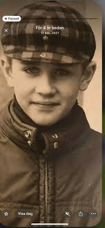 Avgångsklass i realen 1961. Eric "Eddie" Edlund som klassföreståndare. Jag  är till vänster i tredje raden uppifrån i en elegant tröja som morsan hade  stickat till sig själv i sin ungdom och