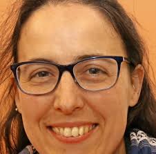 Maria Steinmann freut sich über die Neuerscheinung "Public Art Trier" aus  dem Verlag Michael Weyand