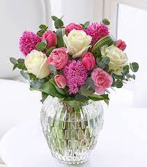 Bom Dia Hoje E Aniversario Da Minha Filha Giovanna Filha Que Nossa Senhora Te Envolva Com Os Seus Bracos Flowers Delivered Flower Arrangements Fresh Tulips