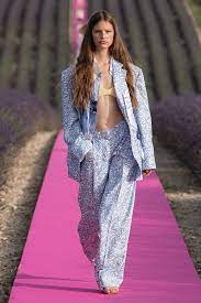 Dans le cadre de ce sublime défilé jacquemus pour ces 10 ans, le créateur collabore avec swarovski pour quelques modèles sparking! Puss Puss Magazine Jacquemus Le Coup De Soleil