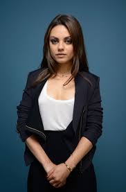 The spoken language in her family is russian, not ukrainian. Mila Kunis Mit Neuer Frisur Hellblond Und Turkise Strahnen Vogue Germany