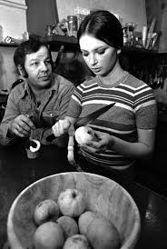 Anna dymna ˈanna ˈdɨmna (née dziadyk ˈd͡ʑadɨk) (born july 20, 1951) is a polish tv, film and theatre actress of armenian descent. Tajemnica Smierci Meza Anny Dymnej Jak Zginal Wieslaw Dymny