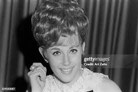 266 photos et images haute résolution de Leslie Close