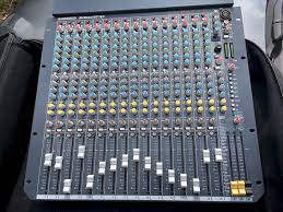 Tables de mixage et platine dj. Rent Table De Mixage Allen From 30 00 From Benoit In Paris