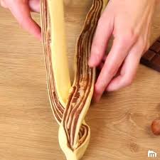 Tresse Feuilletee A La Pate A Tartiner Recette Tresse Feuilletee Recette Pate Feuillete Feuillete Nutella