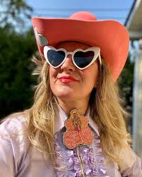 Laura Croom (laurasnoderly)