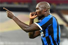 انه اللاعب روميلو لوكاكو , اسمر اللون يبلغ من العمر 20 عام يلعب حاليا في نادي ايفرتون الانجليزي على سبيل الاعارة من نادي تشيلسي , انه بلجيكي الاصل وقد. Ù„ÙˆÙƒØ§ÙƒÙˆ ÙŠØ¯Ø®Ù„ ØªØ§Ø±ÙŠØ® Ø§Ù„Ø¯ÙˆØ±ÙŠ Ø§Ù„Ø£ÙˆØ±ÙˆØ¨ÙŠ Ø¨Ù‡Ø¯ÙÙ‡ Ø£Ù…Ø§Ù… Ø¨Ø§ÙŠØ± Ù„ÙŠÙØ±ÙƒÙˆØ²Ù† Ø¨Ø·ÙˆÙ„Ø§Øª