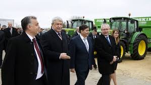 Segítőtársa pedig ismét a mészáros lőrinc érdekeltségébe tartozó hungarikum alkusz. Meszaros Lorinc Romaniaban Terjeszkedik Itt A Kovetkezo 1300 Hektar Agrarium Mezogazdasag Es Elelmiszeripar
