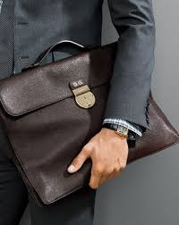 Erkek Canta Panosundaki Pin