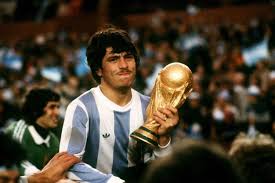 🔙 | قبل 45 عامًا ، ظهر دانييل ألبرتو باساريلا رسميًا بقميص المنتخب  الأرجنتيني ، بالنسبة للكثيرين ، فهو أفضل قلب دفاع في تاريخ كرة القدم. 🏅  بطل العالم الأرجنتيني الوحيد مرتين.