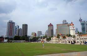 Kawasan wilayah persekutuan meliputi wilayah seluas 244 km2 (94 sq mi), dengan penduduk sekitar 1,6 juta jiwa (2010). Merdeka Square Kuala Lumpur Wikipedia