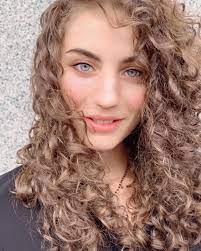 Qui sono benvenute tutte le persone educate soprattuto, e che amano questi argomenti makeup, capelli ricci, spignatto, família, lifestyle se sei una … Capelli Ricci Questi Sconosciuti