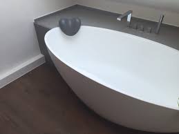 Wunderschönes badezimmer mit unserer freistehenden mineralguss badewanne campione. Einbau Dokumentation Eines Badeloft Kunden Anhand Der Freistehenden Badewanne Bw 04 Moderne Badezimmer Von Badeloft Gmbh Hersteller Von Badewannen Und Waschbe Freistehende Badewanne Badewanne Badezimmer
