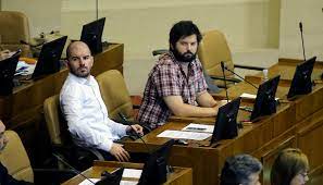 O para el alcalde electo de maipú, tomás vodanovic o el diputado de rd giorgio jackson, quienes viajaron más de 3 mil kilómetros para apoyar a gabriel boric en su lanzamiento de la campaña presidencial, a muchos magallánicos sorprendió el encendido discuros de apoyo que le. Boric Jackson Y Vallejo Anunciaron Que No Iran A Reeleccion Que Te Parece Duna 89 7 Duna 89 7